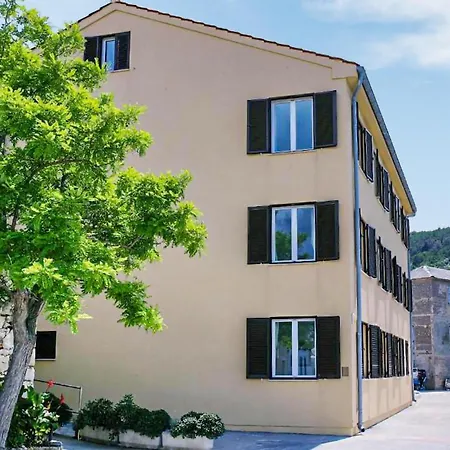 1 Bedroom Awesome In Apartment Vinjerac